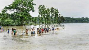 Flood: হাত-পা ছুড়ছিলেন ক্রমাগত, জলের স্রোত সামলাতে না পেরেই ভেসে গেলেন ২ পুলিশকর্মী