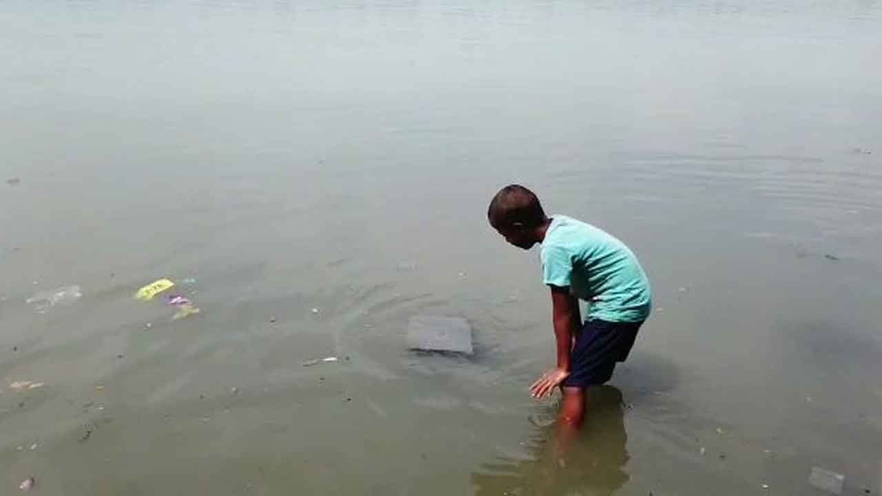 Floating Rock in water: গঙ্গায় ভাসছে কালো পাথর, এমনও হয় নাকি? হইচই এলাকায়...