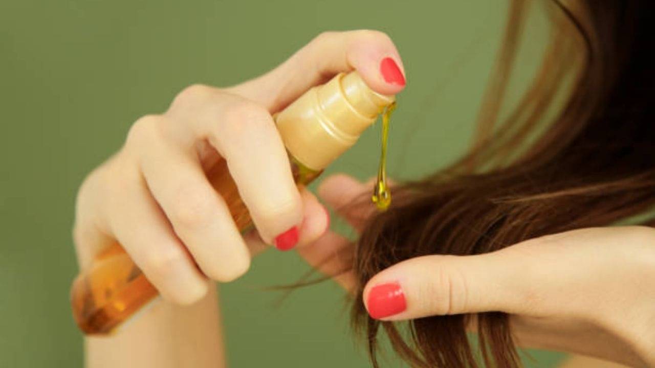 Oil vs Serum: তেল না সিরাম? চুলের সমস্যার সমাধান করতে কাকে বেছে নেবেন