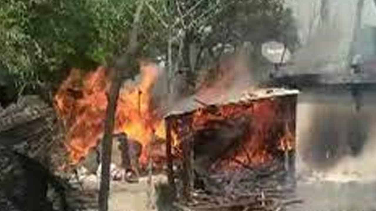 Hingalganj Blast: হিঙ্গলগঞ্জে বিস্ফোরণে মৃত ১, হাত উড়ল যুবকের, গোটা গ্রাম আতঙ্কে গৃহবন্দি