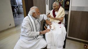 PM Narendra Modi: 'সংসার চালাতে দু-একটা বাড়িতে বাসনও মেজেছেন...',  মায়ের শতবর্ষে জীবনযুদ্ধের কাহিনি শোনালেন প্রধানমন্ত্রী