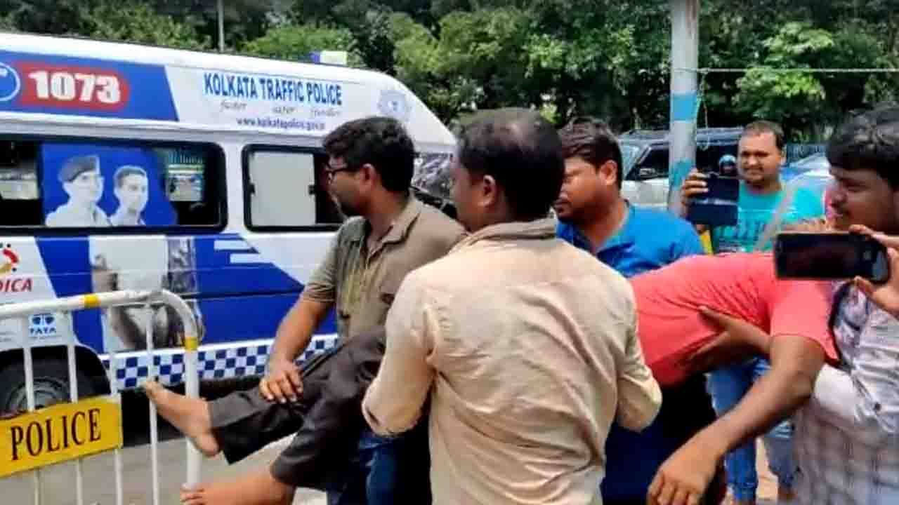 Protester at kolkata: অঙ্কিতার তালিকাতেই নাম ছিল, চাকরি মেলেনি, জ্বর গায়ে নিয়েই লড়াই চলছে সুবোধের