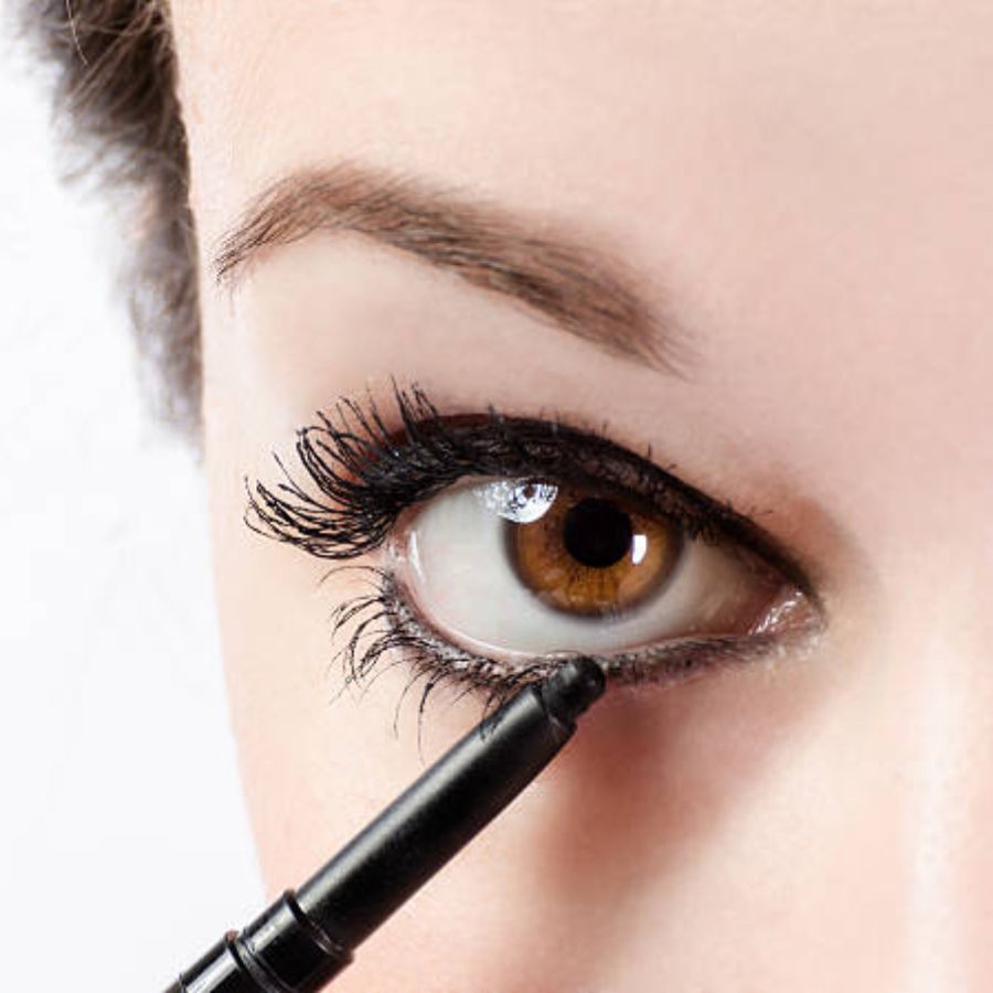 মেকআপ নিয়ে এখন বিশ্বজুড়ে শিল্পীরা এক্সপেরিমেন্ট করেন। এখন শুধু চোখের নীচে সীমাবদ্ধ নেই কাজল। বরং ভিন্ন উপায়ে চোখকে সুন্দর করে তুলতে কাজল পরা হয়। এতে দেখতেও স্টাইলিশ লাগে আবার একঘেঁয়েমি কেটে যায়। কী-কী ভাবে কাজল পরতে পারবেন চোখে, দেখে নিন... 