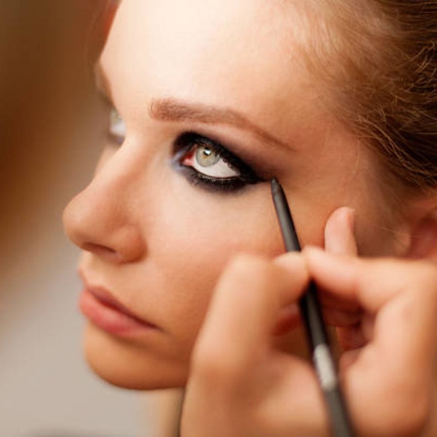 উইংড লাইনার পরতে ভালবাসেন? তাহলে চোখের উপরের পাতার পাশাপাশি চোখের নীচের পাতাতেও কাজল দিয়ে উইং এঁকে নিন। প্রথমে চোখের উপরের পাতায় উইং আঁকবেন, তারপর নীচের পাতায়। এতে গ্ল্যামারাস দেখাবে। 