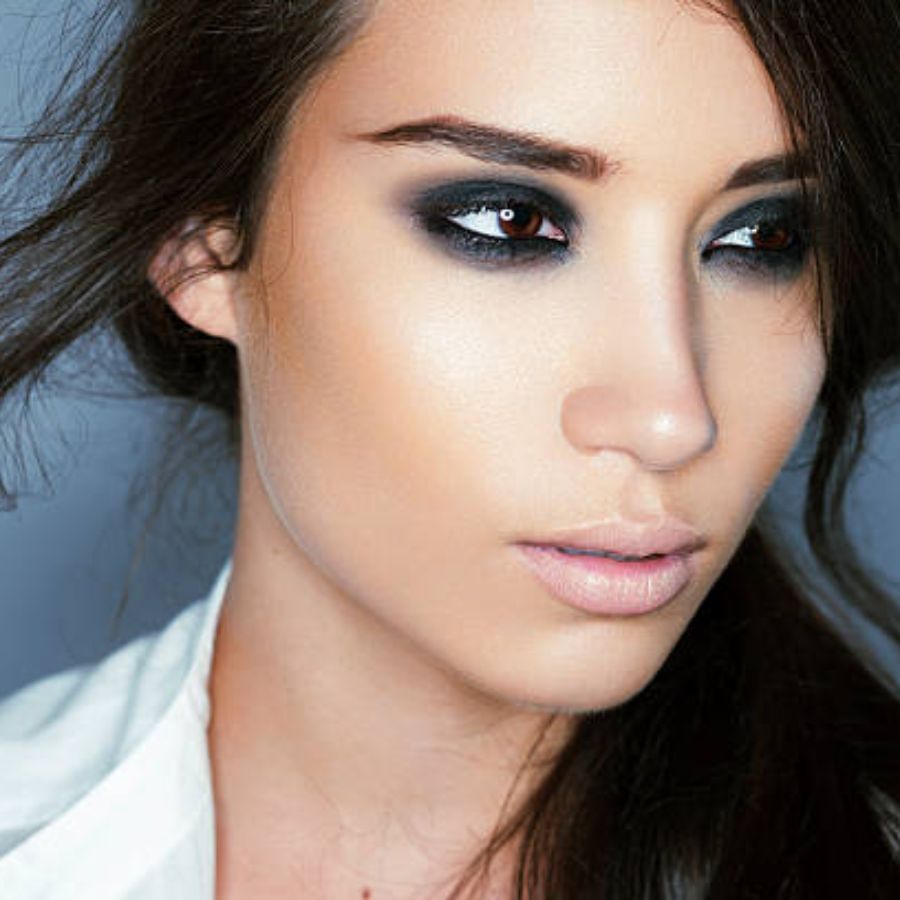 ২০২২-এ দাঁড়িয়ে কাজল দিয়ে সবচেয়ে হট স্টাইল হল স্মাজড লুক। চোখের তলায় হোক বা চোখের পাতায় স্মাজড লুকে আপনাকে স্টাইলিশ দেখাতে বাধ্য। প্রথমে কাজল পরুন, তারপর অ্যাঙ্গলড ব্রাশ দিয়ে আলতো স্মাজ করে নিন। প্রয়োজনে হালকা রঙের আইশ্যাডো ব্যবহার করতে পারেন।