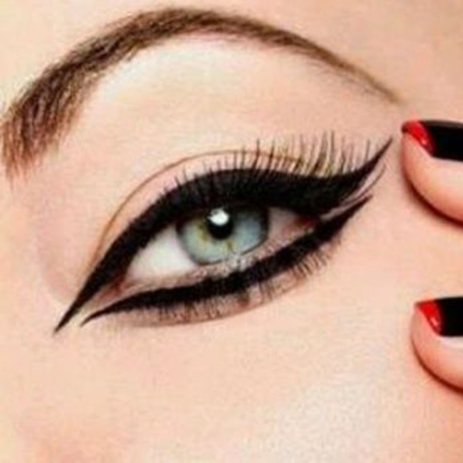 স্টাইল নিয়ে এক্সপেরিমেন্ট করতে ভালবাসেন? নানা ভাবে মেকআপ পণ্য ব্যবহার করেন? তাহলে কাজল দিয়ে গ্রাফিক করে নিতে পারেন। চোখের উপরের পাতা ও নীচের পাতায় গ্রাফিক লাইন এঁকে নিন কাজল দিয়ে।