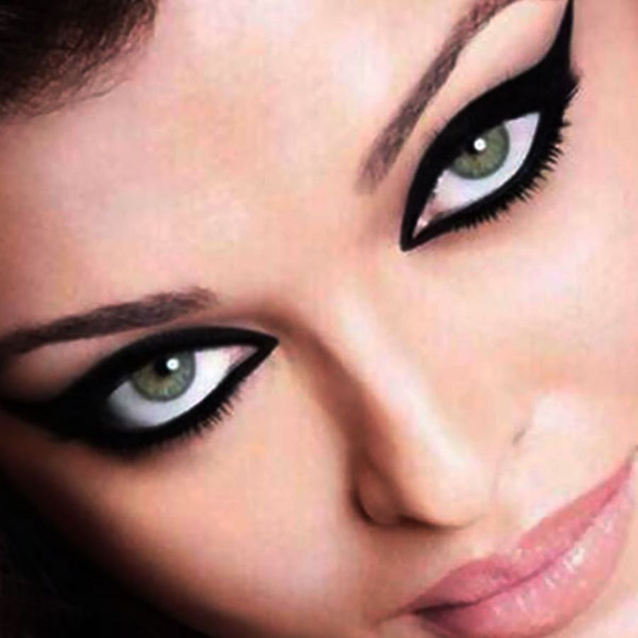 মোটা করে গাঢ় কাজল পরলে ভাবছেন খারাপ দেখাবে? একদমই নয়। এই স্টাইল কখনও পুরনো হয় না। বরং এটা নাটকীয় লুক তৈরি হয়। প্রথমে চোখের নীচের পাতায় মোটা করে কাজল পরুন, তারপর উইং এঁকে উপরের পাতার কাজলের সঙ্গে মিশিয়ে দিন। 