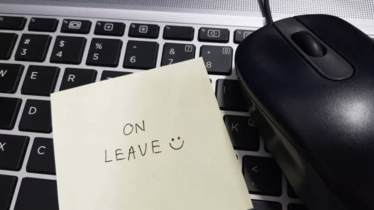 No Leave: ২৭ বছর একটিও ছুটি নেননি! বিপুল টাকায় পুরস্কৃত হলেন নিষ্ঠাবান কর্মী