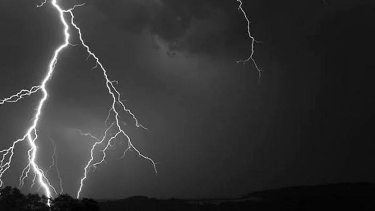 Lightning : কেউ খেলছিল, কেউ গরু আনতে মাঠে গিয়েছিল, দুই জেলায় বজ্রাঘাতে মৃত ৪