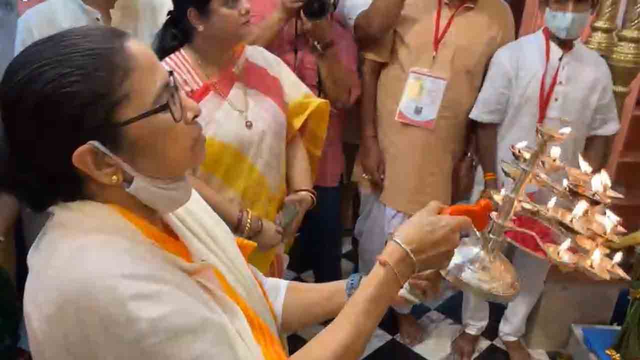 Mamata Banerjee: 'মা শীতলার মন্ত্র এখনও জানা নেই... জেনে নেব', সোনার ঝাঁটা দিয়ে পুজো দিলেন মুখ্যমন্ত্রী