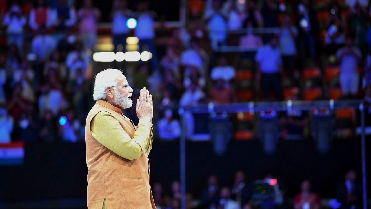 PM Narendra Modi: ৯০ ঘণ্টা ধরে এঁকেছিলেন ছবি, ভিড়ের মাঝেও ঠিক চোখে পড়ল প্রধানমন্ত্রীর, তারপর...