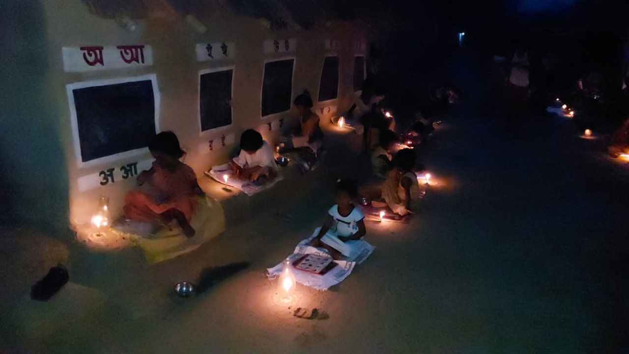 Village without electricity: আসানসোলের পাশেই বিদ্যুৎবিহীন গ্রামে শিক্ষার আলো জ্বালাচ্ছেন ‘রাস্তার মাস্টার’