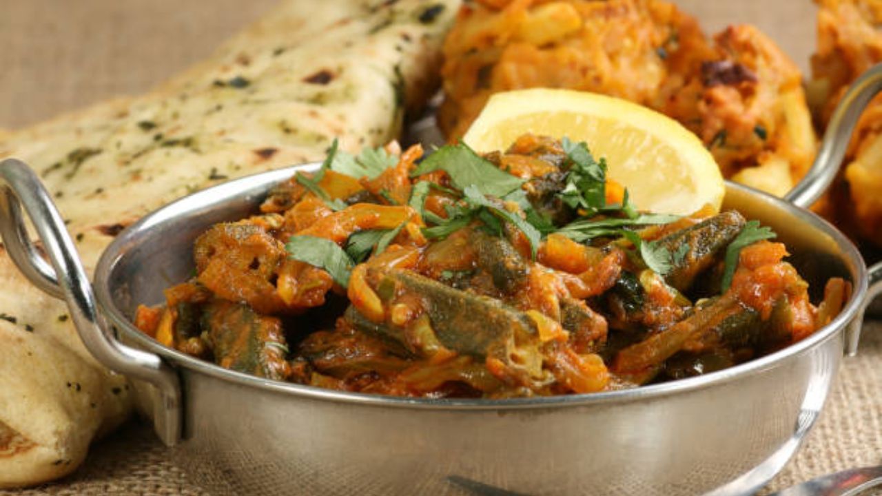 Bengali Food: চিংড়ি-পটল তো অনেক হল, এবার তন্বী‌ ঢ্যাঁড়শকে দিয়েই বানিয়ে নিন দোরমা