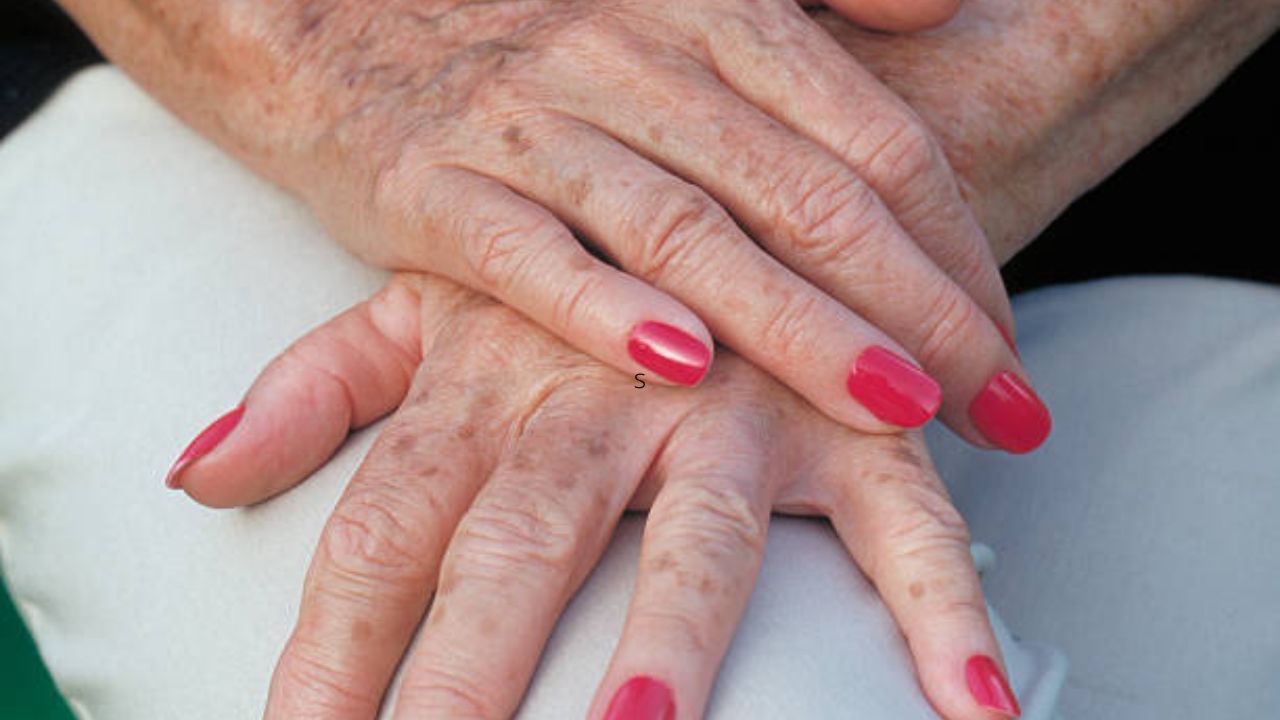 Hand Care Tips: হাত কালো হয়ে যাওয়ার ভয়ে সবজি কাটতে চান না? এই কয়েকটি ঘরোয়া টোটকাতেই লুকিয়ে সমাধান