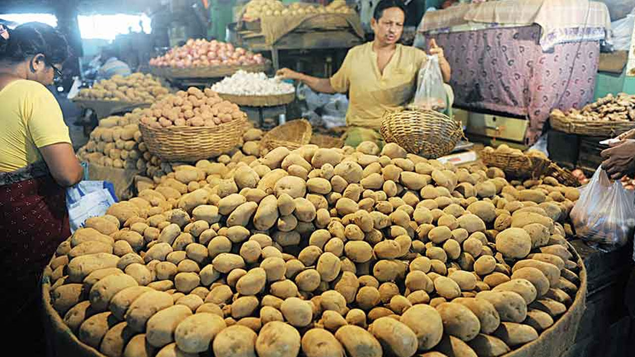 Potato Price: আরও দাম বাড়ল আলুর! নাজেহাল অবস্থা 'আলুভাতে' বাঙালির