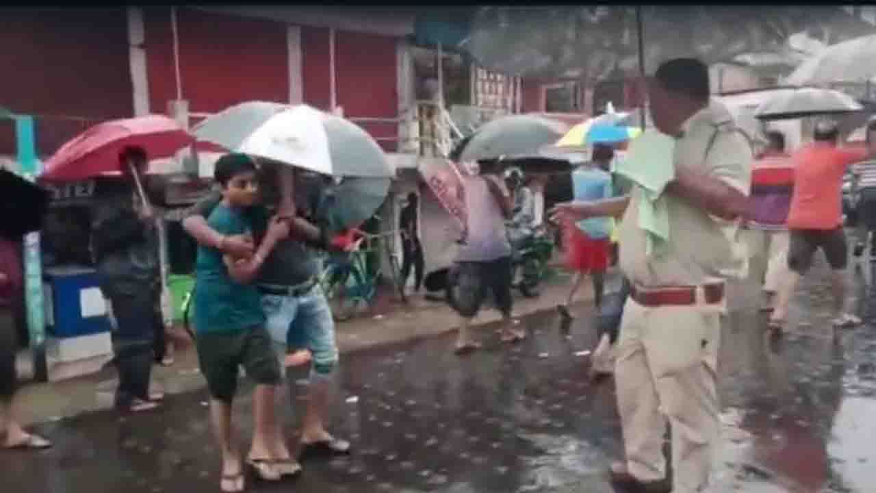 North Bengal Rain: টানা বৃষ্টিতে জলমগ্ন দোকানপাট, ব্যবসায় মন্দা, ক্ষতিগ্রস্ত জলপাইগুড়ির ব্যবসায়ীরা