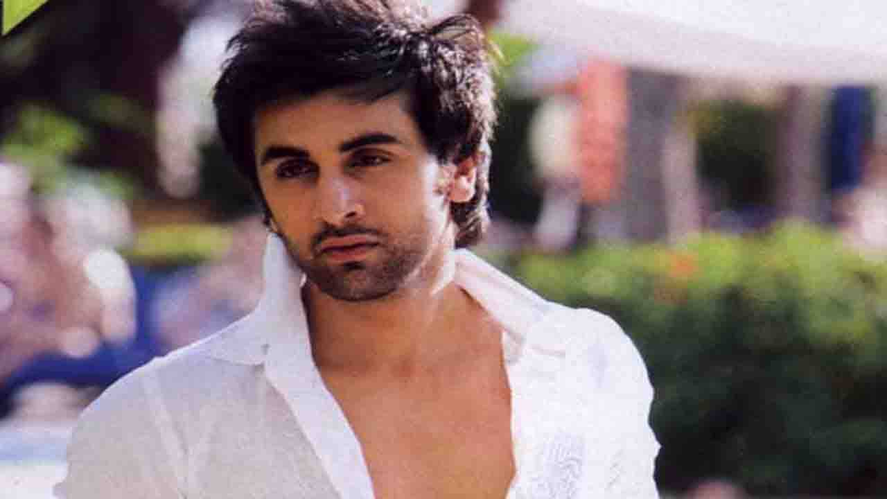 Bollywood Gossips: বিয়ের মাস খানেকের মধ্যেই পাল্টে গেলেন রণবীর; ভুললেন আলিয়াকে, হাঁটু মুড়ে বসলেন অন্য এক অভিনেত্রীর সামনে