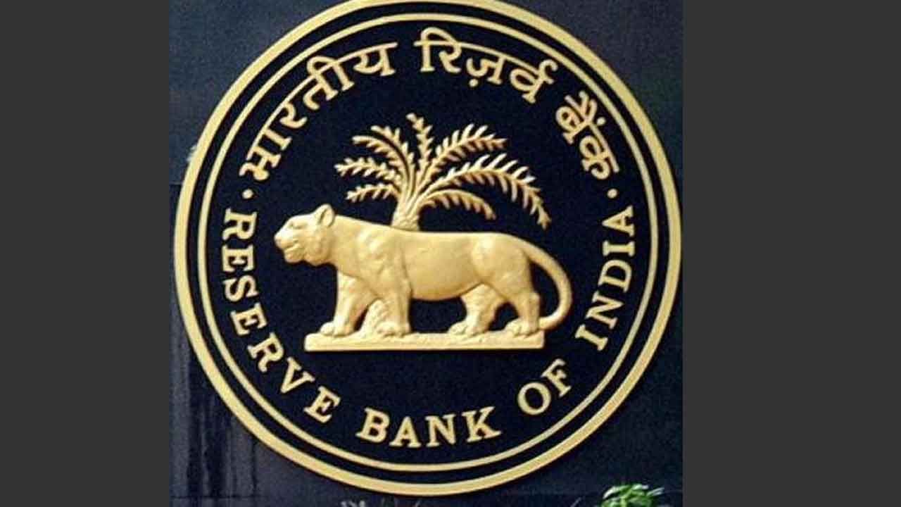 Reserve Bank of India: ৪ ব্যাঙ্কের ওপর বিধিনিষেধ! টাকা তোলার সীমাও বেঁধে দিল RBI, রইল তালিকা