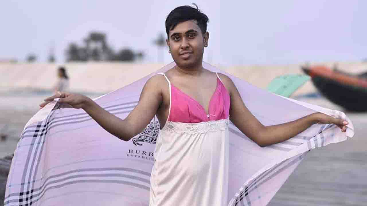 Sandy Saha: হোটেলের বাথরুমে স্নান করতে-করতে লাইভ করলেন ইউটিউবার স্যান্ডি সাহা, ভেজালেন অন্য পুরুষকেও