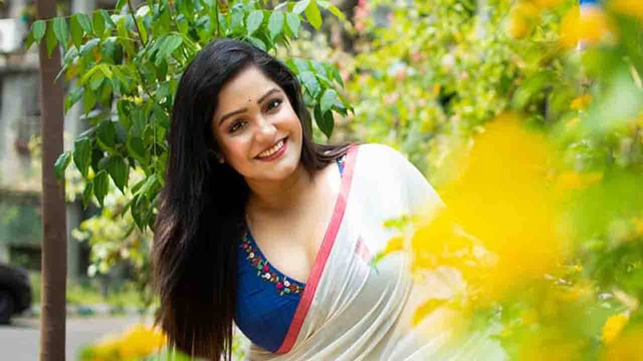 Tollywood Gossips: আমাকে একটা প্রেমিক খুঁজে দিন, কাতর আবেদন অভিনেত্রী সায়ন্তনী গুহঠাকুরতার