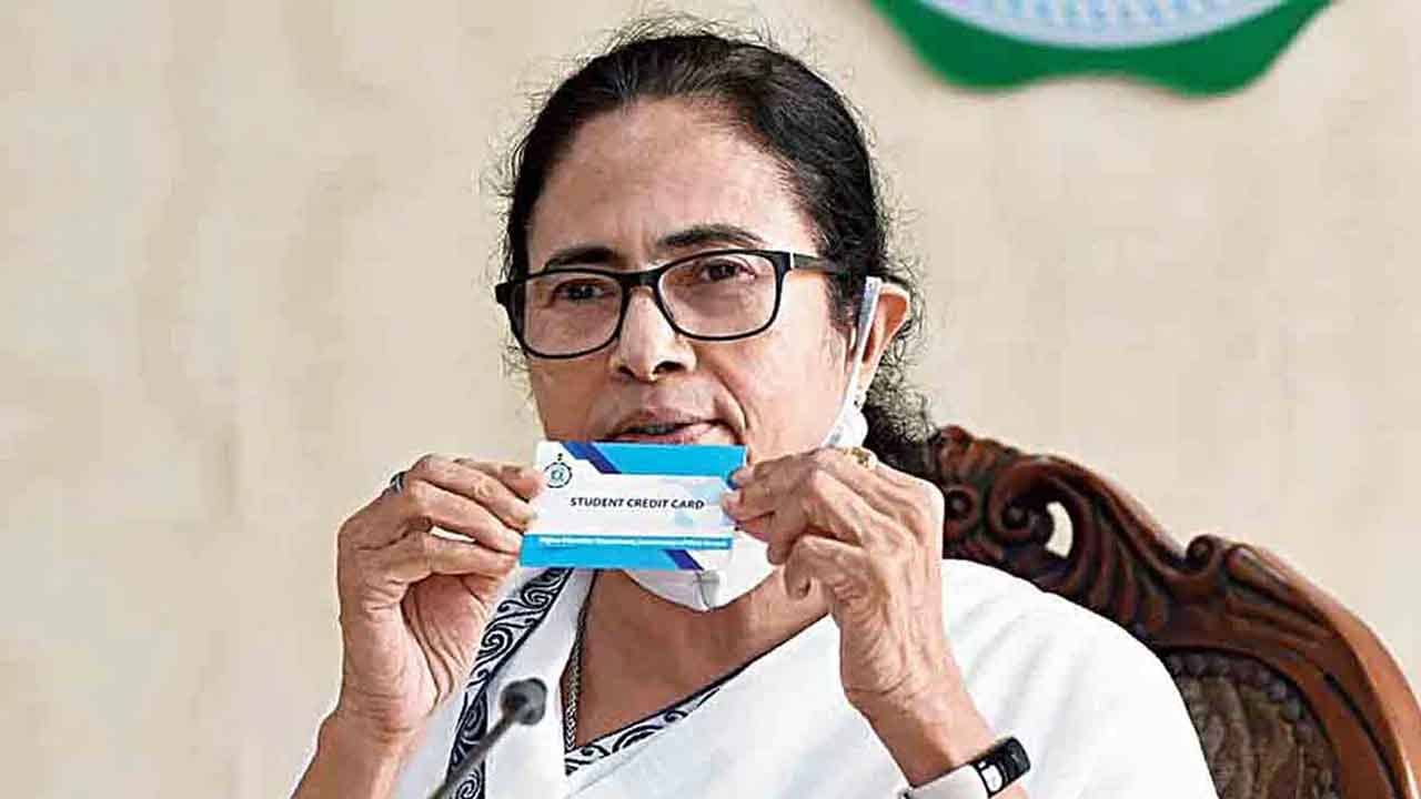 Student Credit Card: আরও বেশি করে লোন দেওয়াই লক্ষ্য, স্টুডেন্ট ক্রেডিট কার্ড নিয়ে টার্গেট বাড়াল উচ্চশিক্ষা দফতর