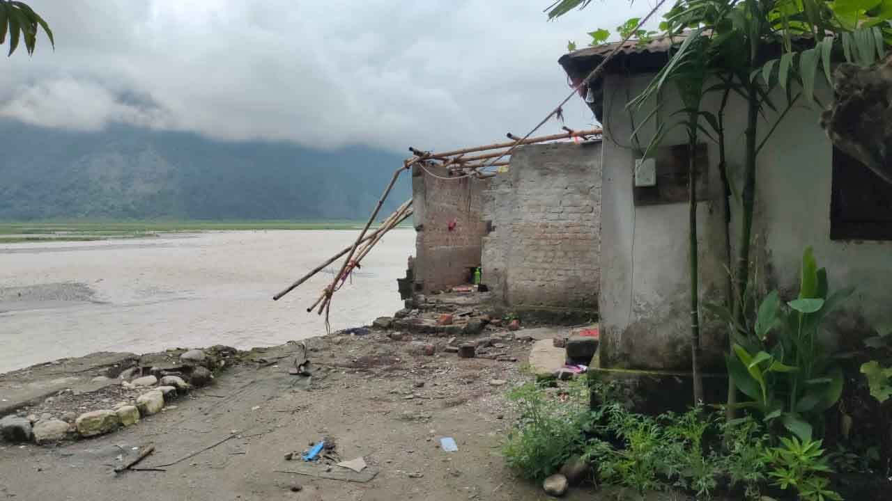 Alipurduar Torsa River: অতি বৃষ্টিতে তোর্সায় এবার ভাঙন, নদীগর্ভে চারটি বাড়ি, বিপজ্জনক অবস্থায় আরও ১১টি