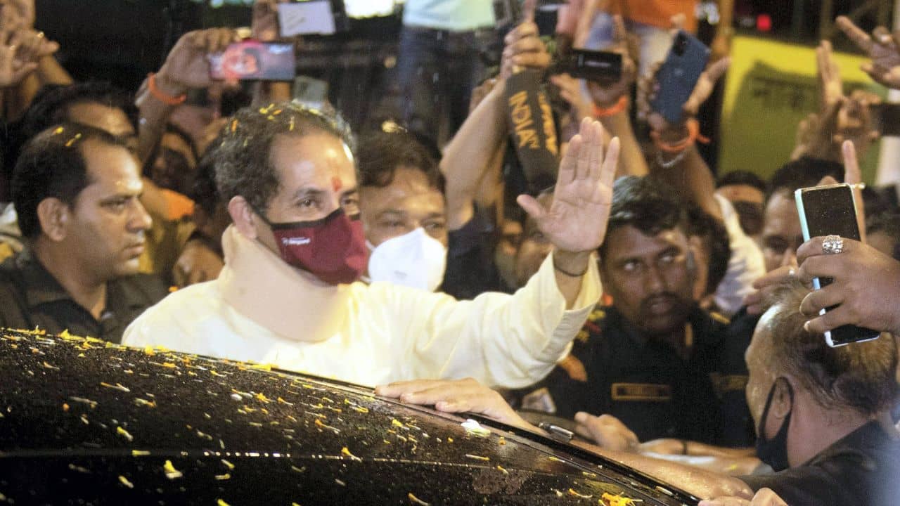 Uddhav Thackeray: করোনা আক্রান্ত, তবুও বাড়ি ছাড়লেন উদ্ধব! মুখ্যমন্ত্রী পদে ইস্তফা কি এখন সময়ের অপেক্ষা?