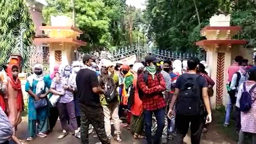 Viswa Bharathi University: দাবি সেই অনলাইনই, পরীক্ষা বয়কট করে বিক্ষোভ বিশ্বভারতীতে