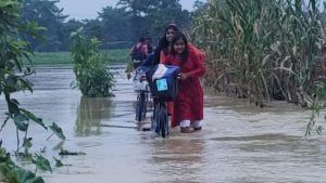 jalpaiguri flood situation : জলপাইগুড়িতে জল-যন্ত্রণা, হাঁটু সমান জলে সাইকেল ঠেলে যাতায়াত