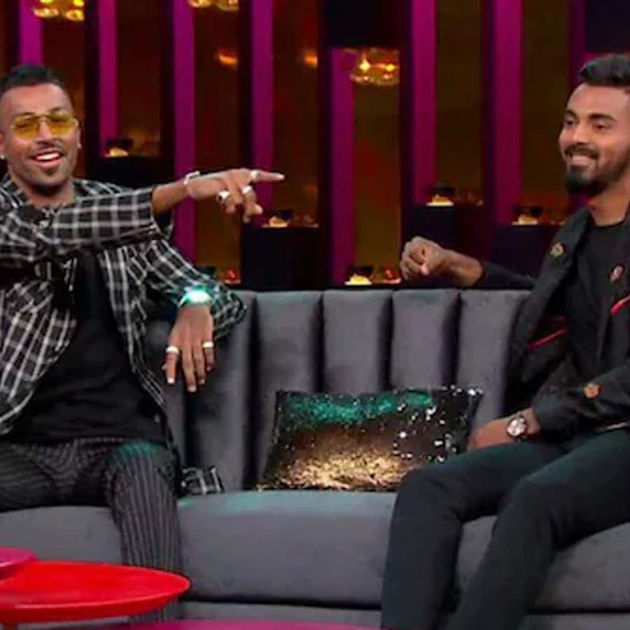 কফি উইথ করণের সবচেয়ে বিতর্কিত পর্বগুলির মধ্যে একটি ছিল যখন ভারতীয় ক্রিকেট দলের দুই বিখ্যাত ক্রিকেটার হার্দিক পান্ডিয়া এবং কে.এল. রাহুল শোতে এসেছিলেন এবং তাঁরা কীভাবে মেয়েদের সঙ্গে আচরণ করতেন এবং কীভাবে তাঁরা তাঁদের বাবা-মায়ের সামনে তাঁদের কুমারীত্ব সম্পর্কে কথা বলেছেন সে সম্পর্কে মন্তব্য করেন।  সেই শোতে একটি প্রশ্নের উত্তর দেওয়ার সময় হার্দিক মহিলাদের বিরুদ্ধে কিছু সেক্সি মন্তব্য করেছিলেন। সঙ্গে গর্বভরে জানিয়েছিলেন কীভাবে তিনি তাঁর ‘ভার্জিনিটি’ হারিয়েছেন এবং কীভাবে তিনি মেয়েদের তুলে নিতেন। শুধু তাই নয়, তিনি তাঁর পরিবারে সঙ্গে কতটা সহজ তা বোঝাতে বলেন মেয়েদের বিষয়ে তিনি তাঁর বাবা-মায়ের সঙ্গেও নাকি কথা বলতেন।   পর্বটি সম্প্রচারের পর, উভয় ক্রিকেটারই লোকেদের কাছ থেকে কঠোর সমালোচনার সম্মুখীন হন। এমনকি বিসিসিআই তাঁদের খেলা থেকে বাদ দেয়ে। পরে এই প্রতিক্রিয়ার মুখোমুখি হয়ে তাঁরা তাঁদের মন্তব্যের জন্য ক্ষমা চেয়েছিলেন।