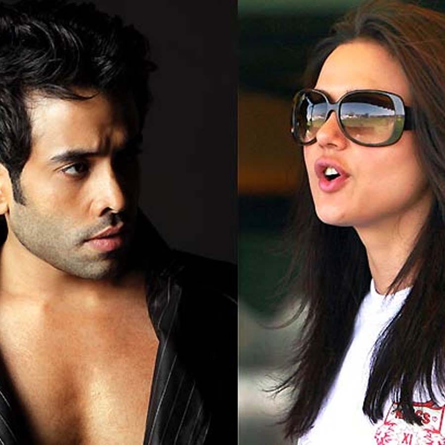 তুষার কাপুর কখনোই কোনো বিতর্কে জড়ান না এবং বিতর্ক সৃষ্টি করে এমন কোনও বিষয়ে মন্তব্য করা থেকেও দূরে থাকার চেষ্টা করেন। কিন্তু তিনিও করণের শোতে এসে একটি বিতর্কতে জড়িয়ে পড়েন। ব়্যাপিড ফায়ার বিভাগে করণ জানতে চান যে "বোটক্স" শব্দটি শুনে তাঁর মাথায় কোন অভিনেত্রীর কথা মাথায় আসে। যার উত্তরে তিনি প্রীতি জিনটার নাম করেছিলেন, যা অভিনেত্রীকে বেশ বিরক্ত করেছিল। তুষার পরে প্রীতির কাছে তাঁর মন্তব্যের জন্য ক্ষমা চেয়েছিলেন।