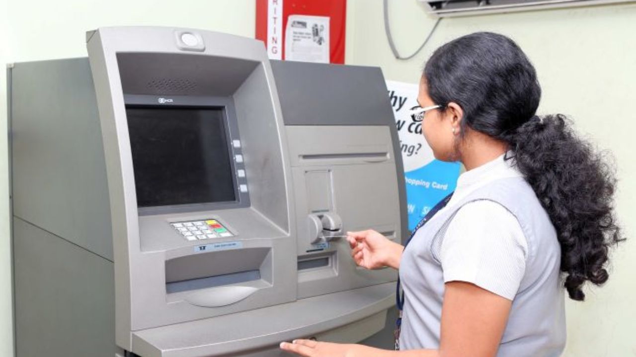 ATM Transaction: ATM থেকে ৪ বারের বেশি টাকা তুললেই কাটবে ১৭৩ টাকা! কেন্দ্রীয় সরকার জানাল... ATM Transaction: ATM থেকে ৪ বারের বেশি টাকা তুললেই কাটবে ১৭৩ টাকা! কেন্দ্রীয় সরকার জানাল...