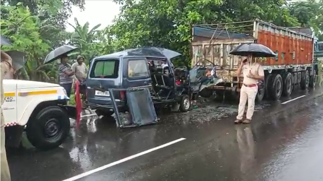 Raigunj Medical College: নিয়ন্ত্রণ হারিয়ে লরির পিছনে ধাক্কা পুলকারের, আহত কয়েকজন পড়ুয়া