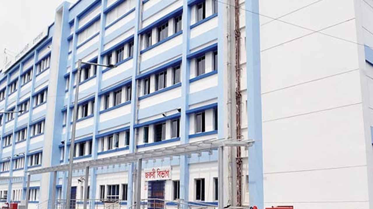 Arambagh Super Speciality Hospital: 'ভিজিটিং আওয়ার্স' শেষের পরেও কেন রোগীর পাশে আত্মীয়? হুলুস্থূল কাণ্ড আরামবাগ মহকুমা হাসপাতালে