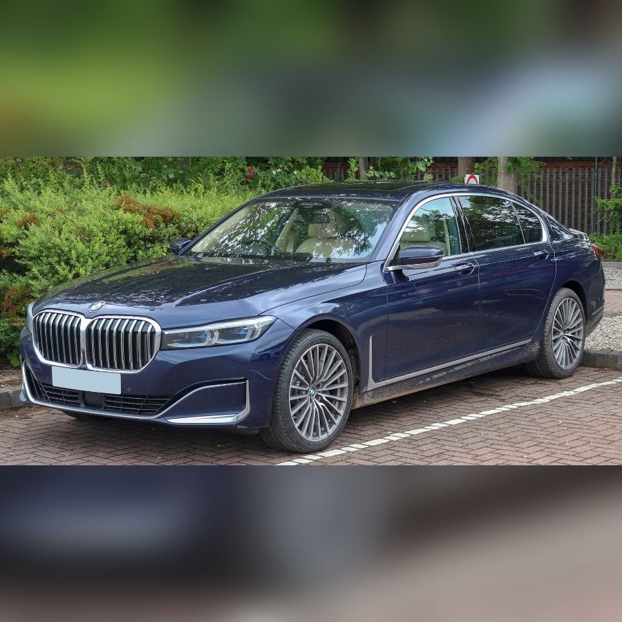 BMW 7-Series - সৌরভ গঙ্গোপাধ্যায়ের গ্যারাজে রয়েছে বেশ কয়েকটি BMW। ওই কোম্পানির 7-Series এর গাড়ি রয়েছে দাদার গ্যারেজে। বলা হয়, জার্মানি থেকে ওই গাড়িটি আনা হয়েছে সৌরভের জন্য। এবং বেশ কয়েকটি রিপোর্টে দাবি করা হয়েছে, এই গাড়িটি চড়তে সৌরভ সবচেয়ে বেশি পছন্দ করেন। (ছবি-টুইটার)