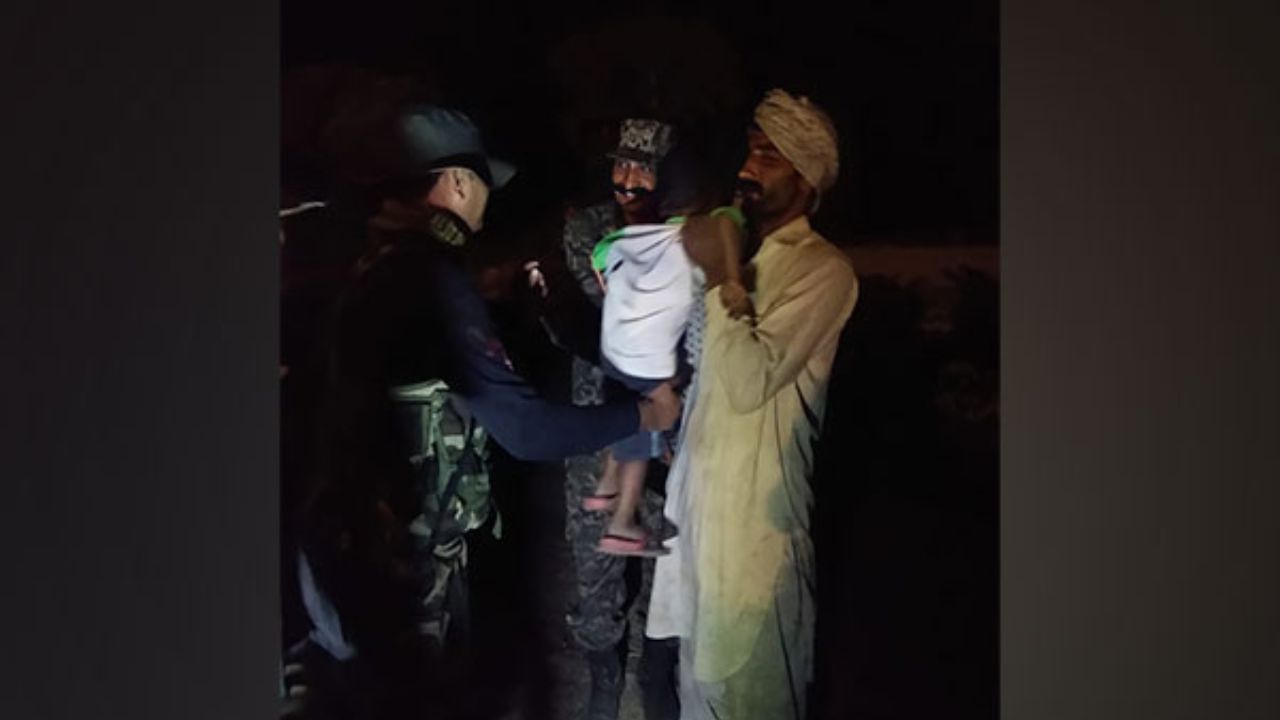 BSF: পাকিস্তানের সীমান্ত পেরিয়ে ঢুকে পড়েছিল ছোট্ট শিশু, BSF-এর মানবিক রূপকে কুর্নিশ জানাবেন আপনিও