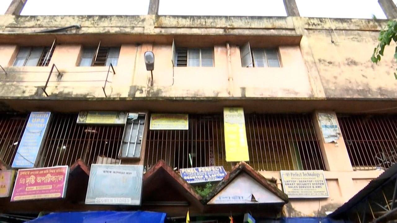 Baghajatin Market: একপাশে বেঁকে গিয়েছে বাঘাযতীন বাজার, যে কোনও সময় ঘটতে পারে বড়সড় দুর্ঘটনা! পরিদর্শনে গিয়ে মাথায় হাত মেয়র পারিষদের