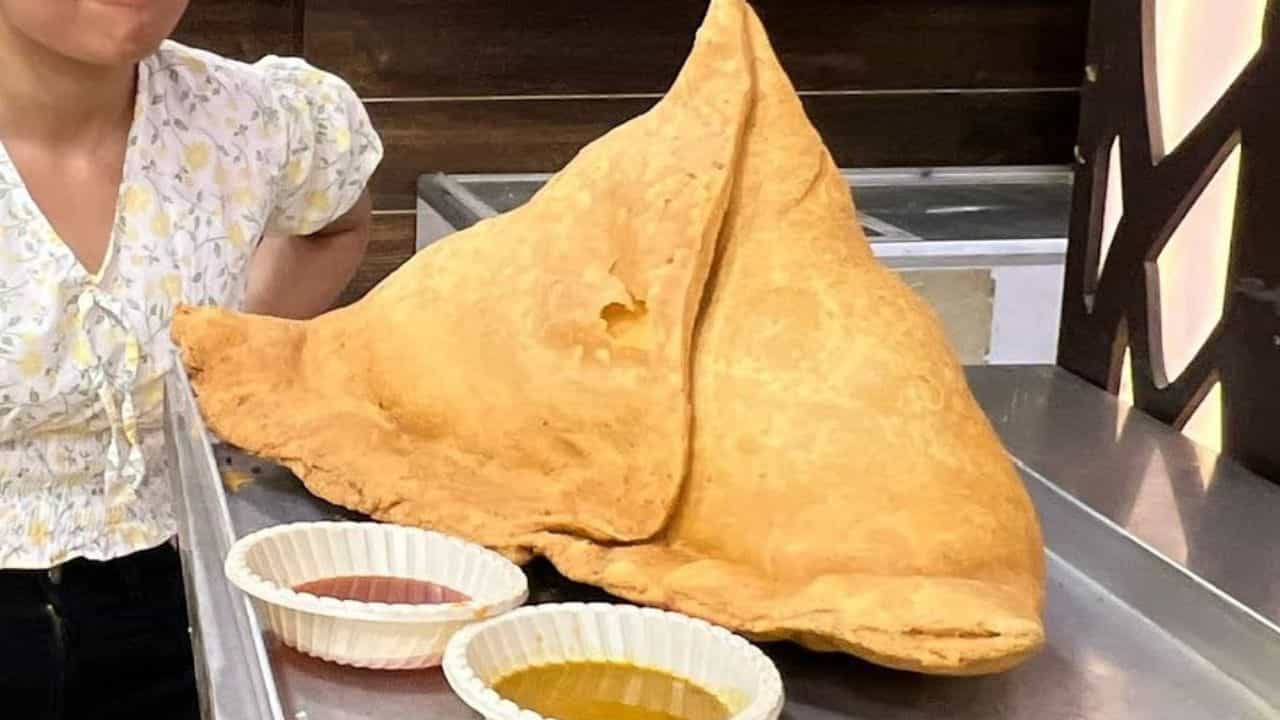 Bahubali Samosa: বাহুবলী শিঙ্গাড়া! ৩০ মিনিটের মধ্যে খেলেই পাবেন হাতেগরম ৫১ হাজার টাকা! Bahubali Samosa: বাহুবলী শিঙ্গাড়া! ৩০ মিনিটের মধ্যে খেলেই পাবেন হাতেগরম ৫১ হাজার টাকা!