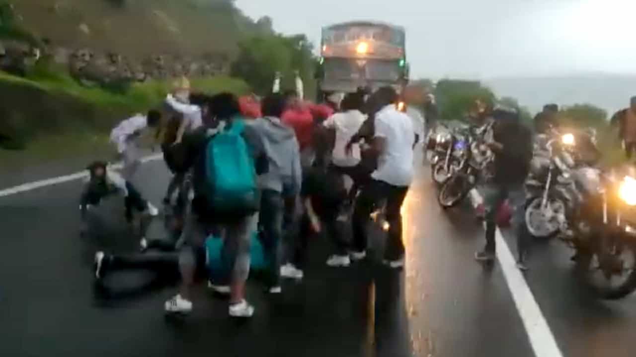 Viral Video: ট্রাকের হর্নে সাপুড়ের বাঁশির আওয়াজ! দাঁড় করিয়ে বাইকাররা শুরু করলেন নাগিন ডান্স, দেখুন Viral Video: ট্রাকের হর্নে সাপুড়ের বাঁশির আওয়াজ! দাঁড় করিয়ে বাইকাররা শুরু করলেন নাগিন ডান্স, দেখুন