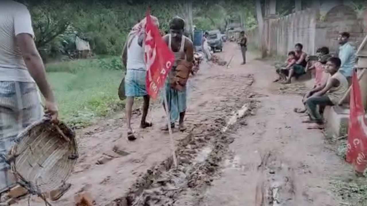 Road repair: পঞ্চায়েত বলেছিল করব না, রাস্তা মেরামত করতে নামলেন সিপিএম সদস্যরাই