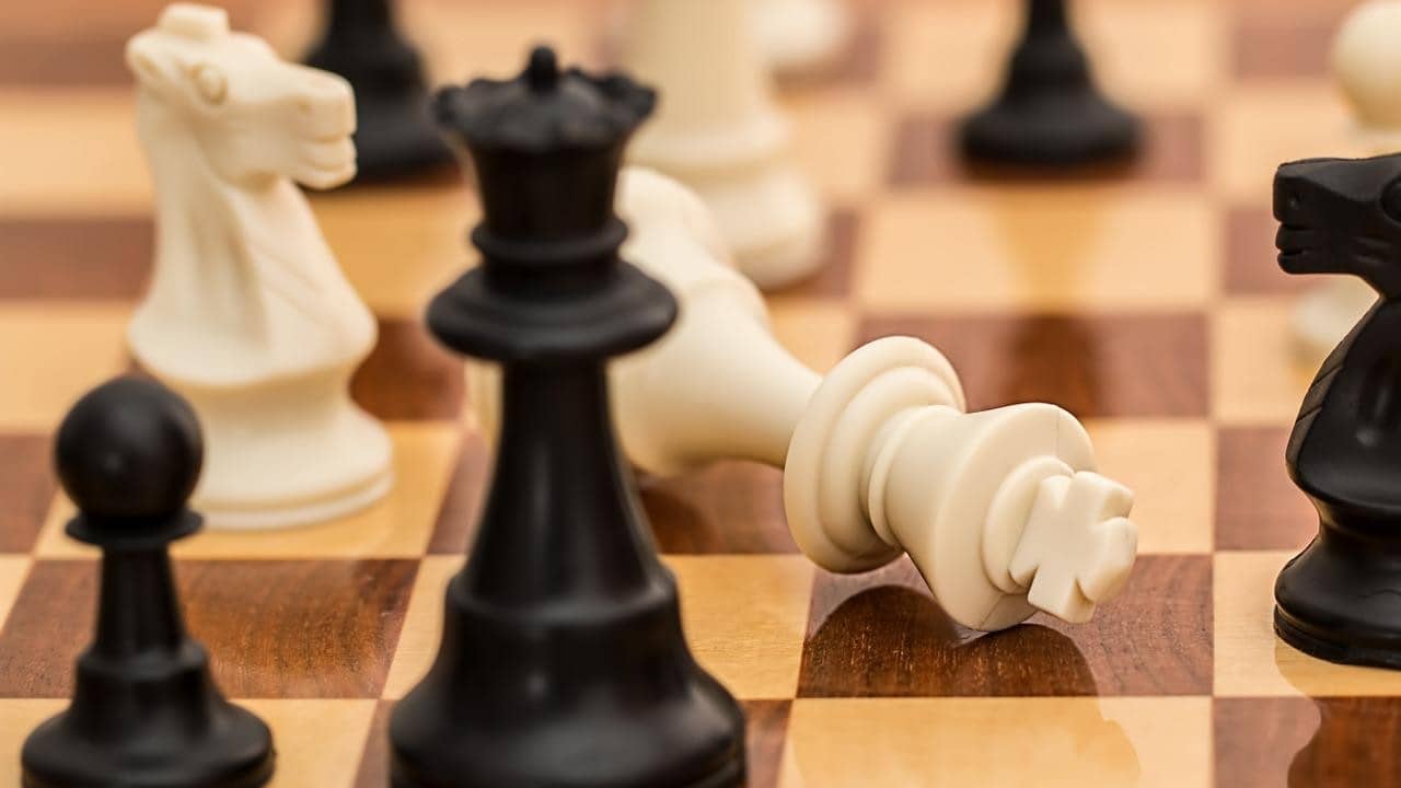 Bizarre News : রোবটের সঙ্গে দাবা, আর একটু হলে বড় বিপদ হতে পারত বালকের