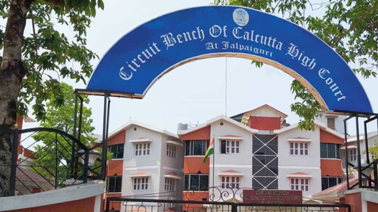 Calcutta High Court: 'ক্ষতিপূরণ নিতে সরকারি দফতরে দফতরে দরবার সম্ভব নয়', কড়া পর্যবেক্ষণ বিচারপতির Calcutta High Court: 'ক্ষতিপূরণ নিতে সরকারি দফতরে দফতরে দরবার সম্ভব নয়', কড়া পর্যবেক্ষণ বিচারপতির