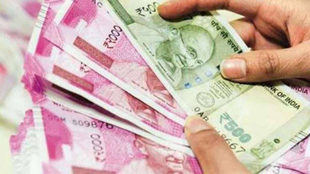 Employee Bonus: বেতনের সঙ্গে অতিরিক্ত ১৮ হাজার, কর্মীদের মুখে হাসি ফুটিয়ে রাতারাতি জনপ্রিয় Boss