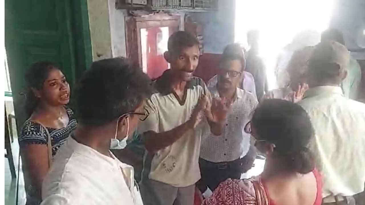 Medinipur School: ছুরি দেখিয়ে নীচু ক্লাসের ছাত্রীদের র‌্যাগিংয়ের অভিযোগ, বিক্ষোভ