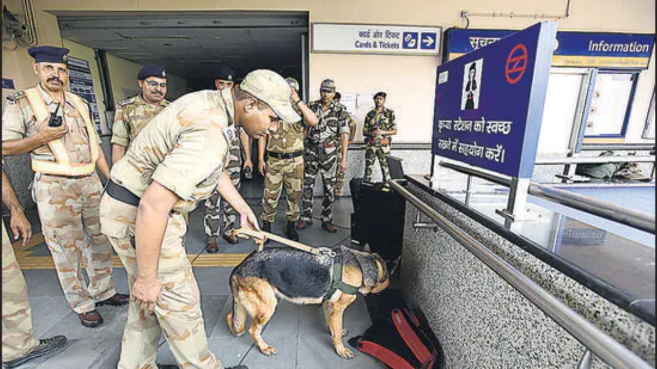 Delhi Police: রাজধানী দিল্লির ৩০ জায়গায় বোমা রেখেছিল পুলিশ! কারণ শুনলে চমকে যাবেন