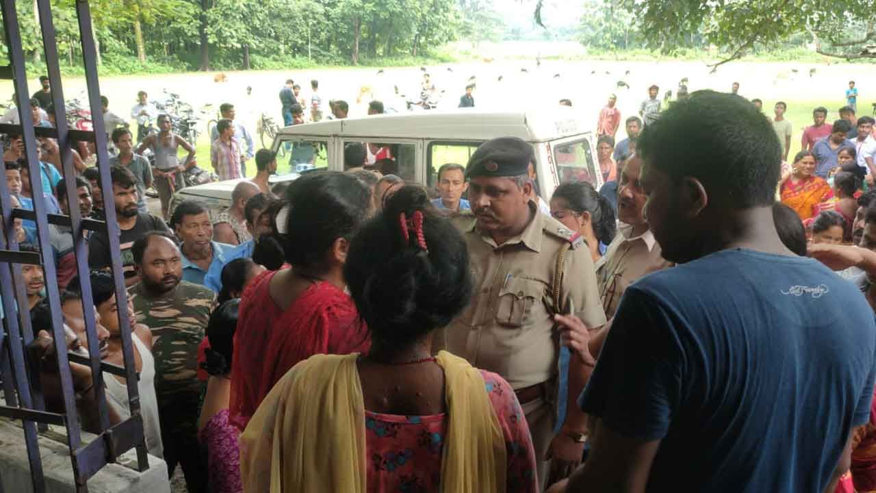Jalpaiguri Physical Assault Case: স্কুলের ভিতরেই ছাত্রীর সঙ্গে ঘৃণ্য আচরণ শিক্ষকের, ঘটনাস্থলে গিয়ে গ্রামবাসীদের চটির মুখে পুলিশও