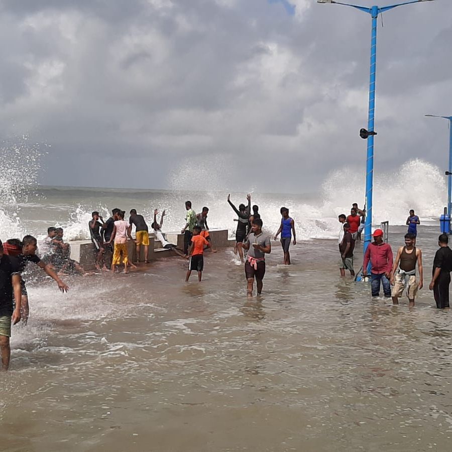 ১০-১৫ ফুট জল লোকালয়ে ঢুকে ঢুকে পড়ছে। রাস্তার উপর জমে রয়েছে জল।