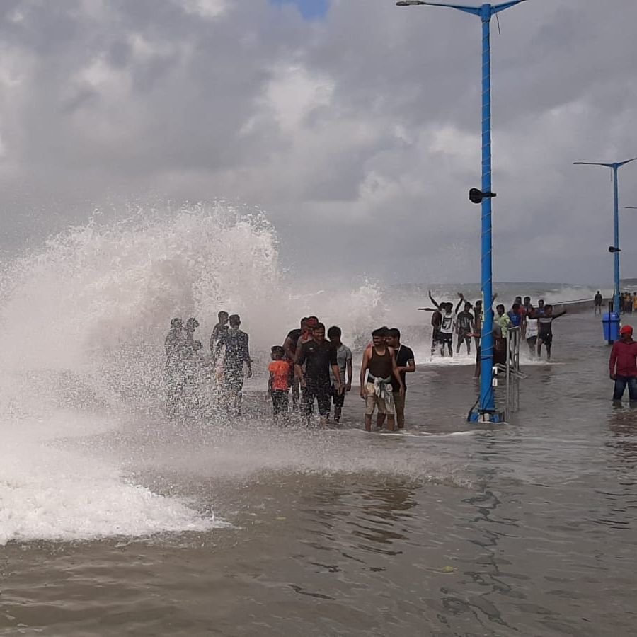 দিঘা মেরিন ড্রাইভ গাড়োয়াল টপকে লোকালয় জল ঢুকে পড়ছে। 