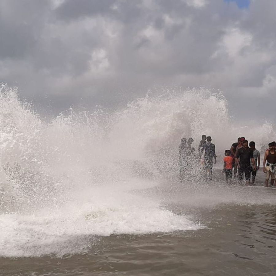 গুরুপূর্ণিমার পর সমুদ্র উত্তাল সমুদ্র। উপকূলীয় জেলা জুড়ে শুরু হয়েছে জলোচ্ছ্বাস। 