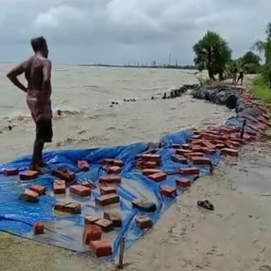 এদিকে, কুকড়াহাটিতে হুগলি নদীর জল কোটালের জেরে বাঁধের ভাঙা অংশ টপকে গ্রামে ঢুকছে। সকাল সাড়ে দশটা নাগাদ জোয়ারের সময় হুগলি নদীতে ব্যাপক জলচ্ছ্বাস দেখা গিয়েছে।